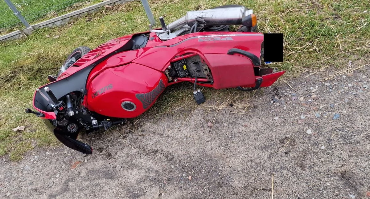 Pościg ulicami Czerska. 19-letni motocyklista zakończył ucieczkę na ogrodzeniu posesji