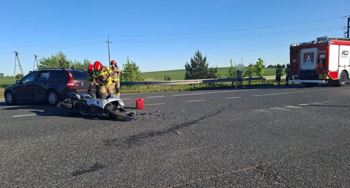 Zderzenie samochodu osobowego z motorowerem. Ruch wahadłowy na DW212
