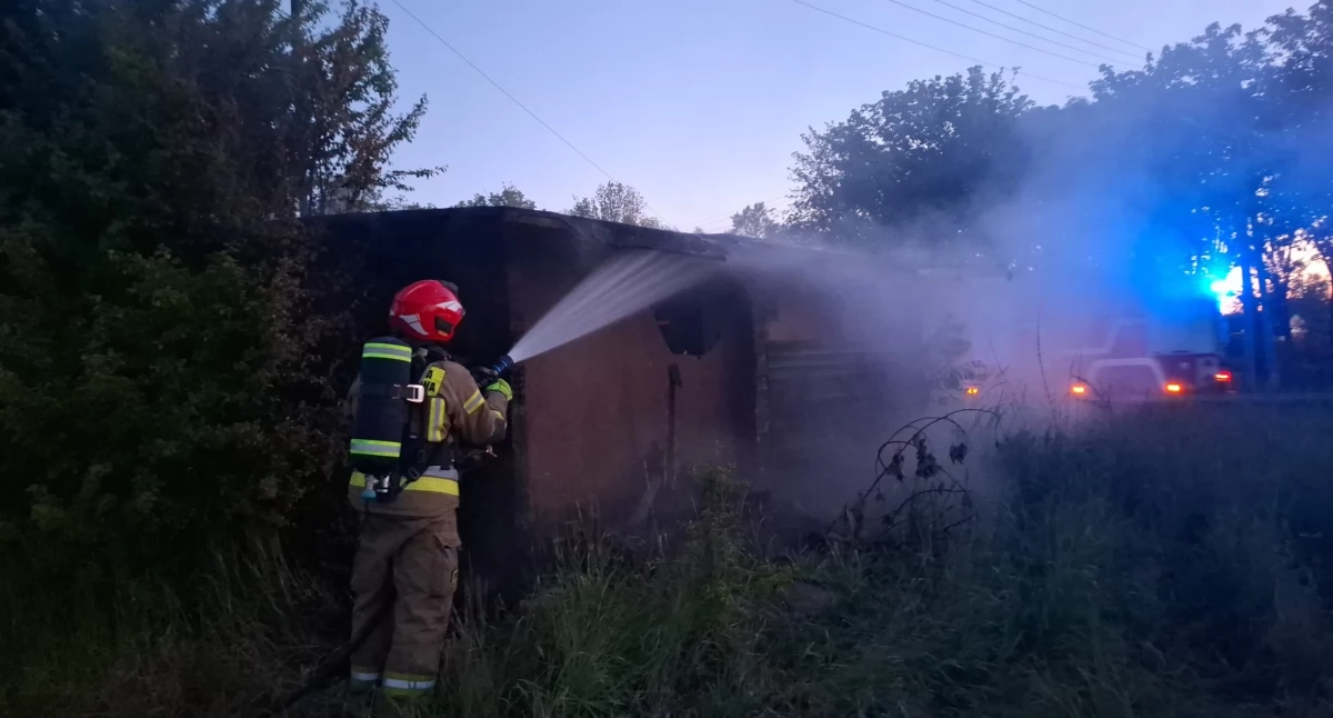Kolejny pożar pustostanu w Nieżychowicach. Na miejscu cztery jednostki OSP i JRG Chojnice
