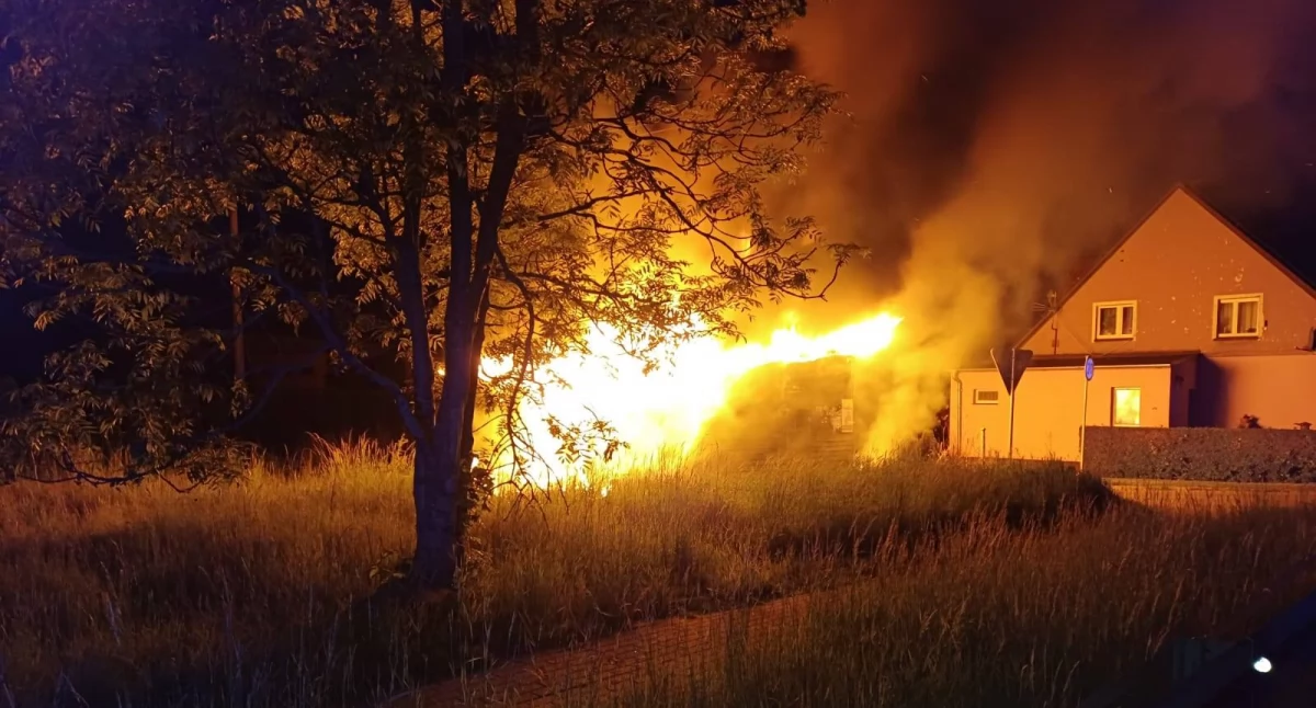 Kolejny pożar w Nieżychowicach. W ogniu stanął drewniany budynek