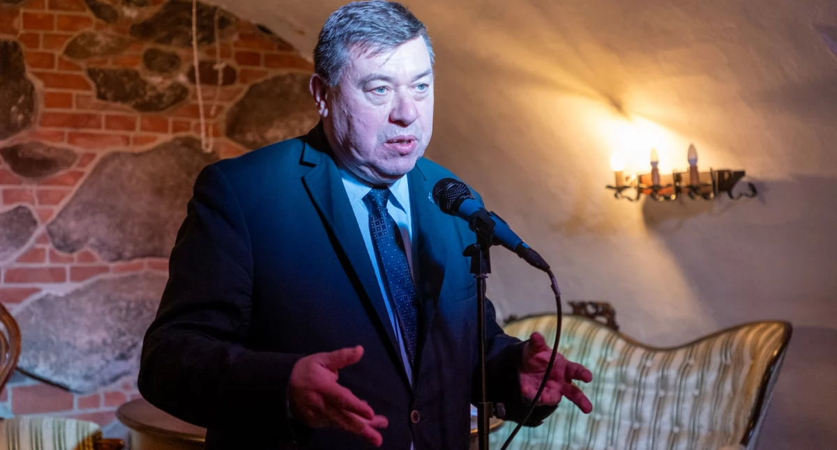 Cmentarz słów – Janusz Gierszewski z nowym tomikiem poezji o granicy życia i pamięci