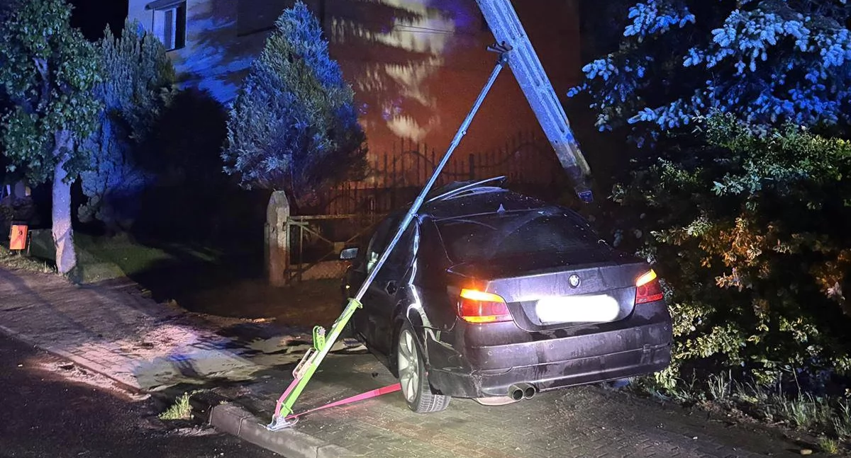 Groźna kolizja. Samochód uderzył w słup energetyczny