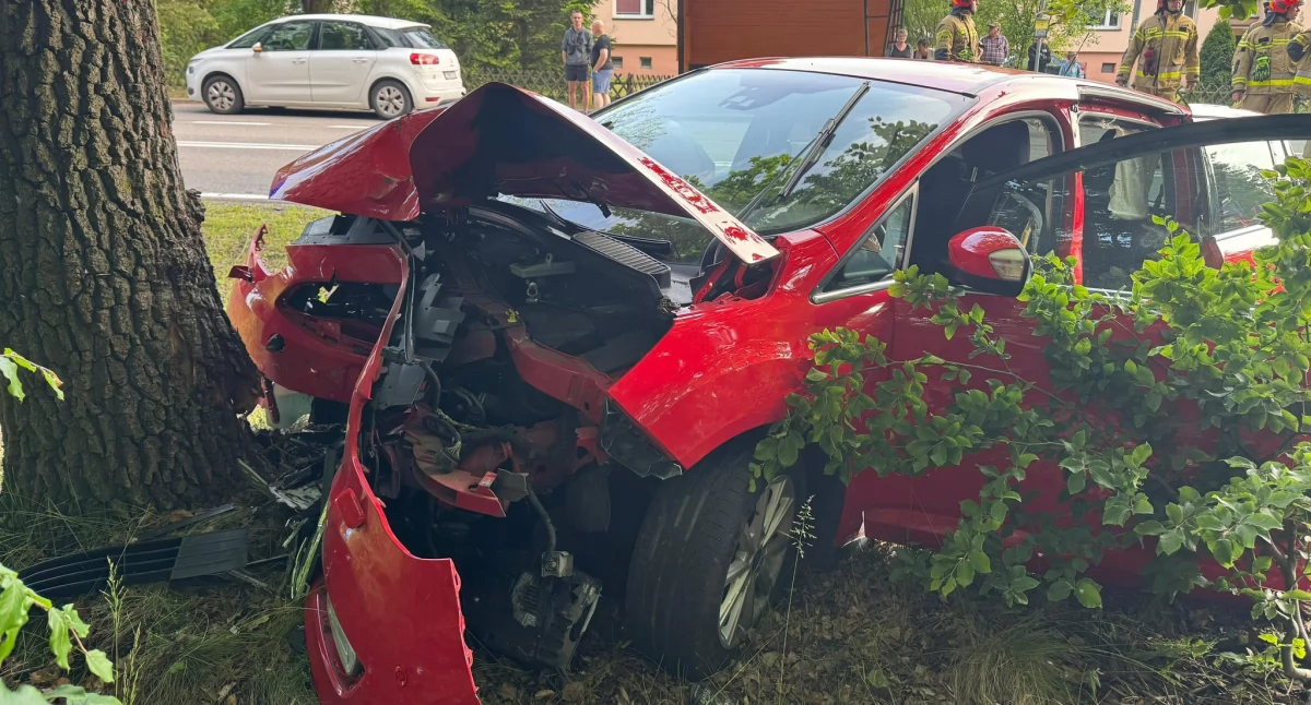 Samochód w drzewo. Kobieta trafiła do szpitala  