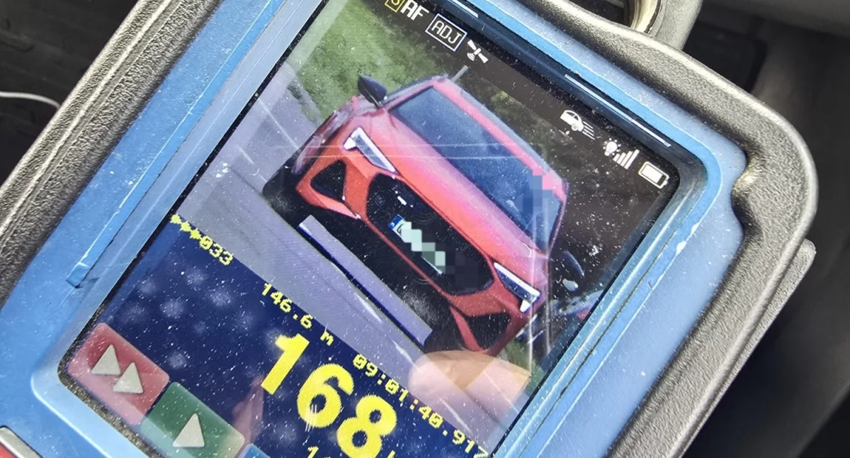 Aż 168 km/h przy przejściu dla pieszych – kierowca stracił prawo jazdy