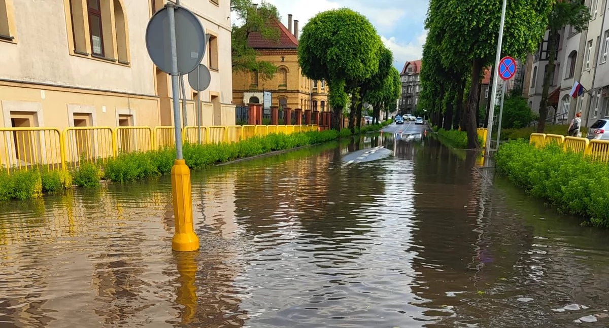 Intensywna ulewa nad Chojnicami. Strażacy interweniowali dziewięć razy
