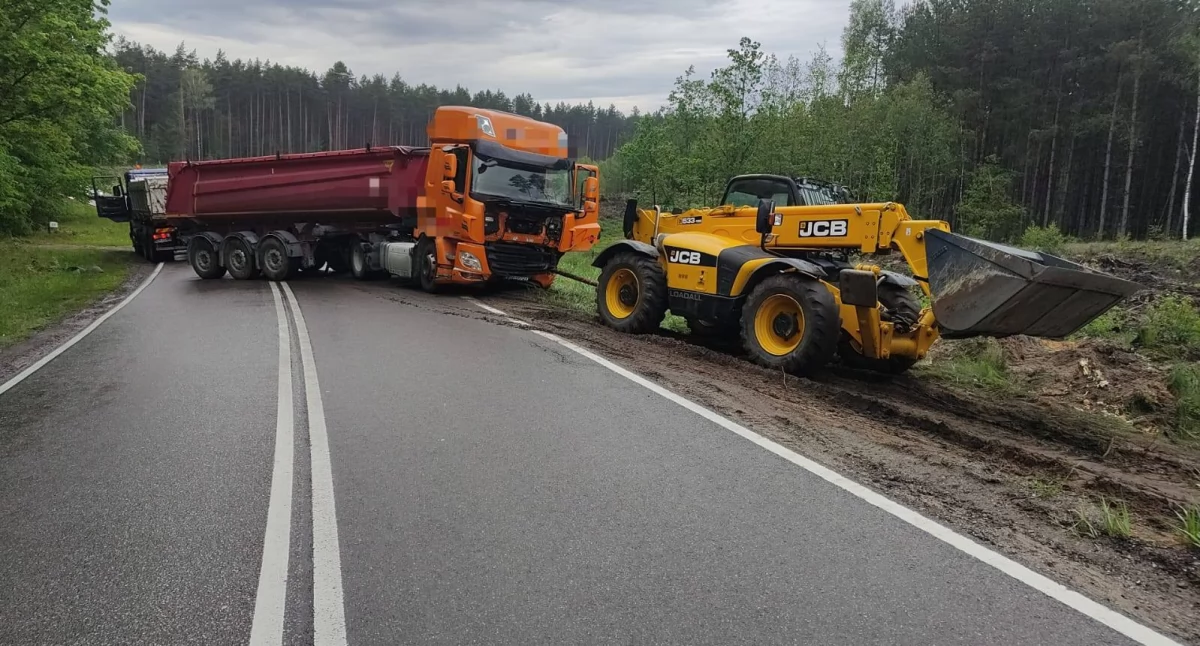 Ciężarówka wypadła z drogi – DW212 już przejezdna