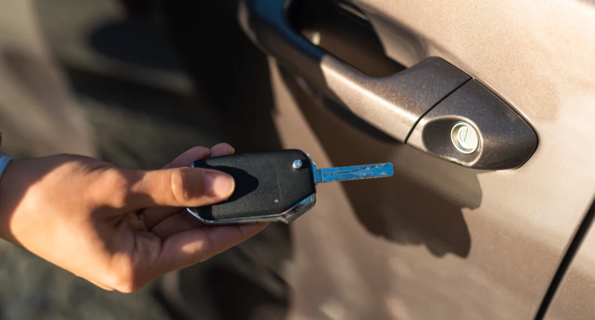 Jak wybrać, kiedy sprzedać auto do skupu, a kiedy prywatnie?