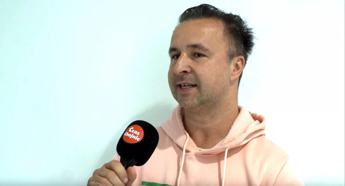 Zabierz mnie – letnia premiera Grzegorza Niemczyka z dębem Aleksandrem w tle