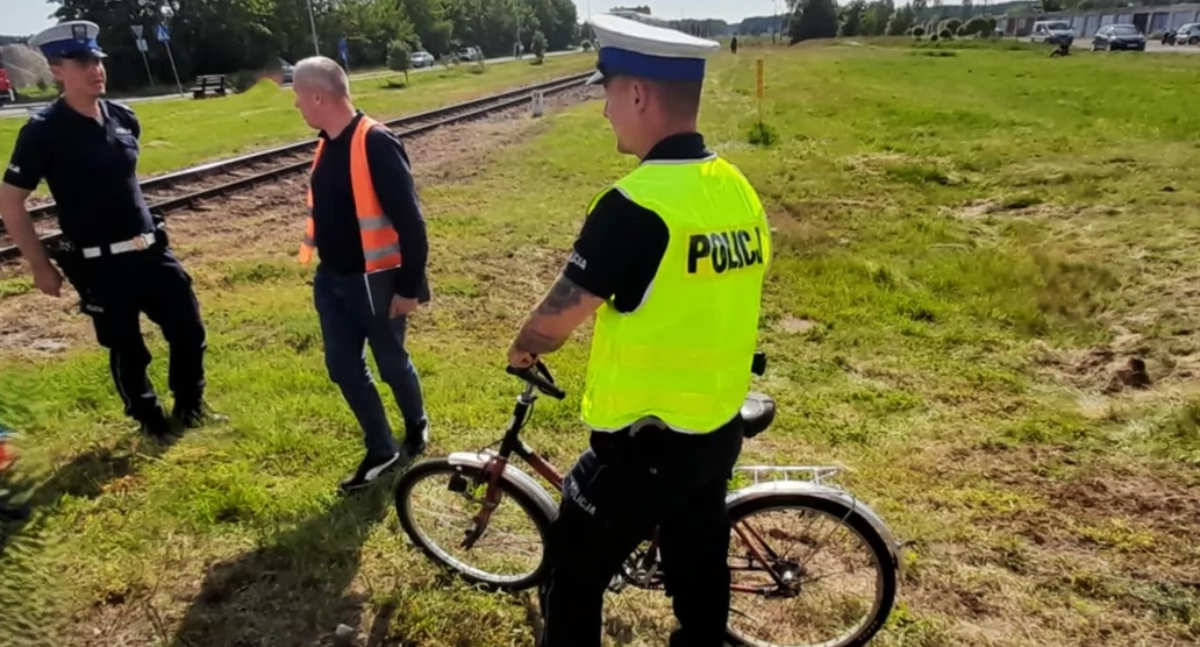 Groźna kolizja na przejeździe kolejowym. Policja apeluje o ostrożność