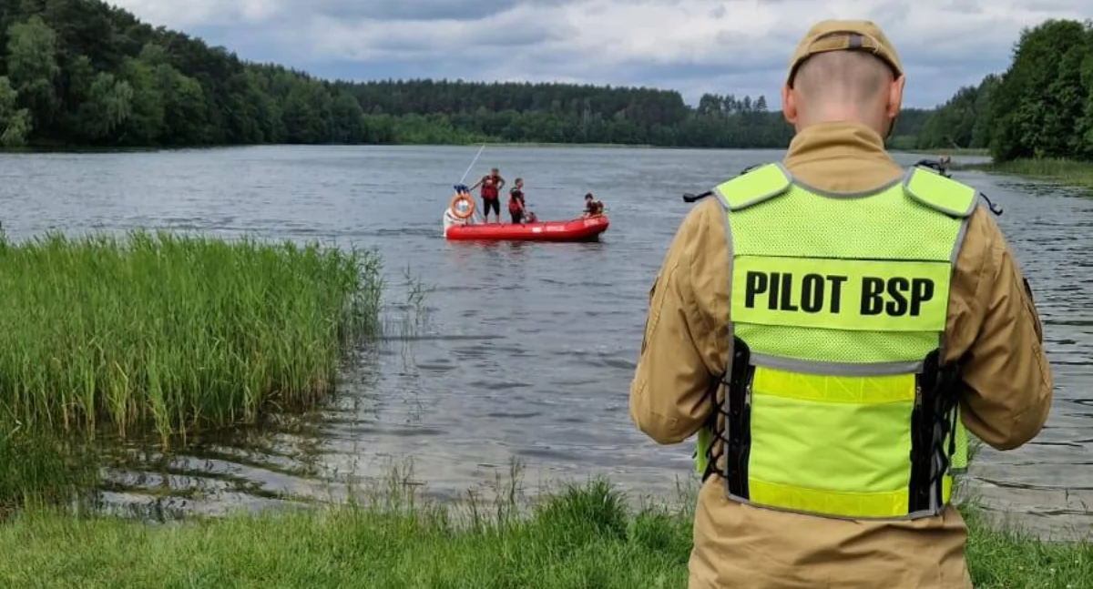 Dryfujący kajak na jeziorze Niedźwiedź. Trwają działania służb ratunkowych