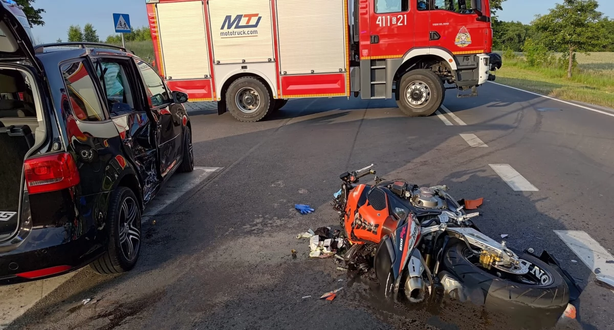 Wypadek w Nieżywięciu: Zderzenie motocykla z autem osobowym. Dwie osoby poszkodowane