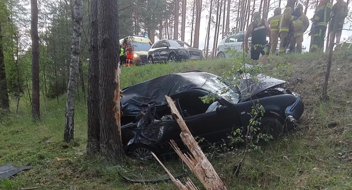 Groźny wypadek między Lubnią a Wielem. 19-latek dachował po niebezpiecznym manewrze audi