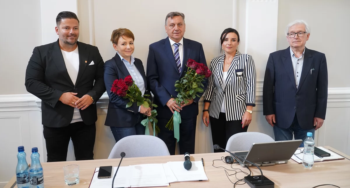 Burmistrz Człuchowa z jednogłośnym absolutorium i niejednogłośnym wotum zaufania