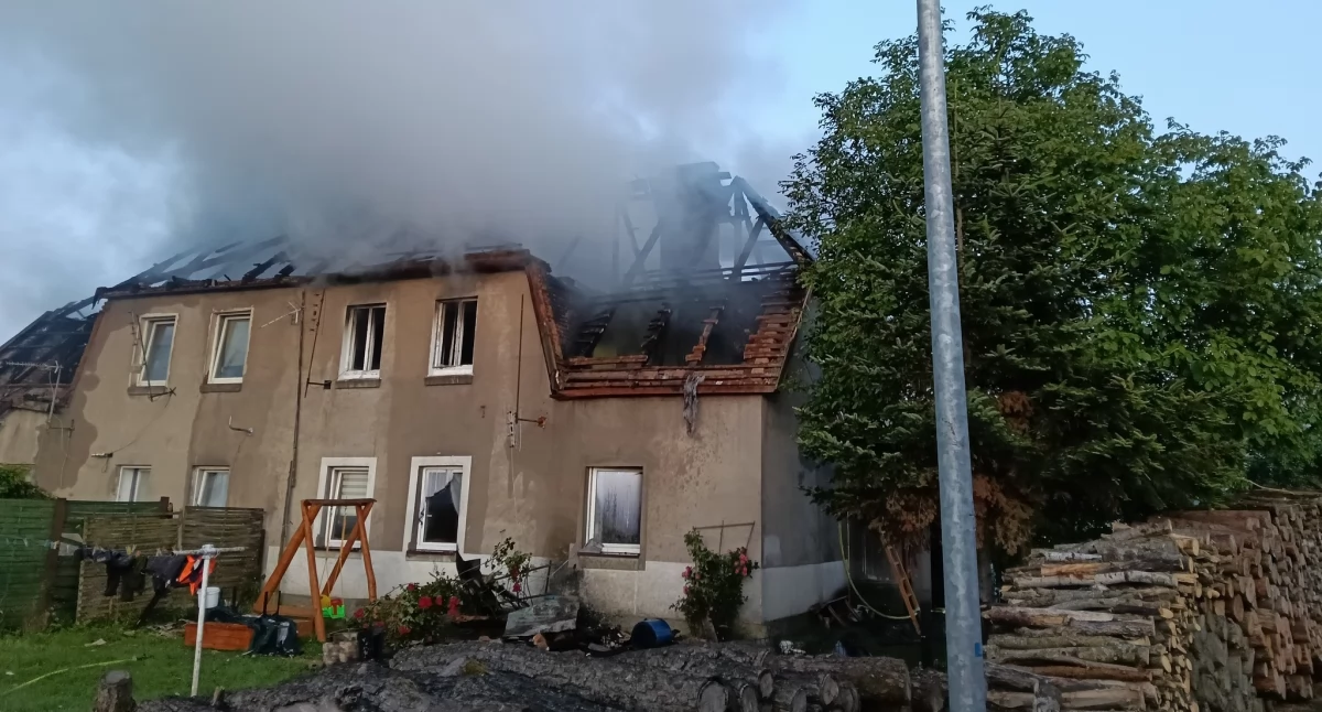 Strażacy wrócili do Kiełpinka. Kolejny pożar w pogorzelisku – trwa zbiórka dla poszkodowanej rodziny