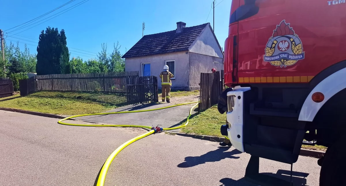 Pożar w Męcikale. Kobieta z poparzeniami rąk
