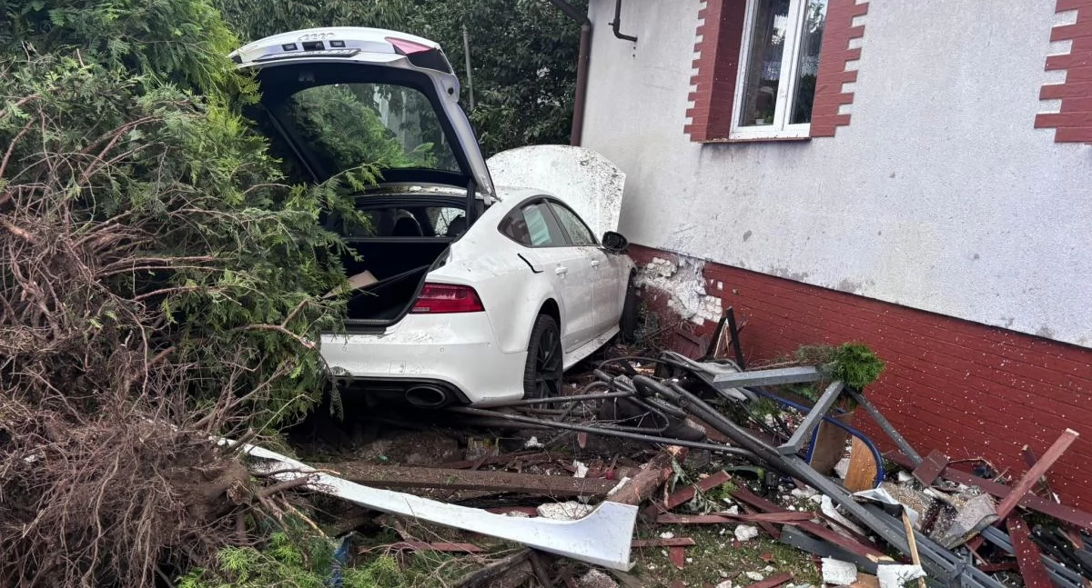 Wjechał w budynek i uciekł. Kierowca audi sam zgłosił się na policję