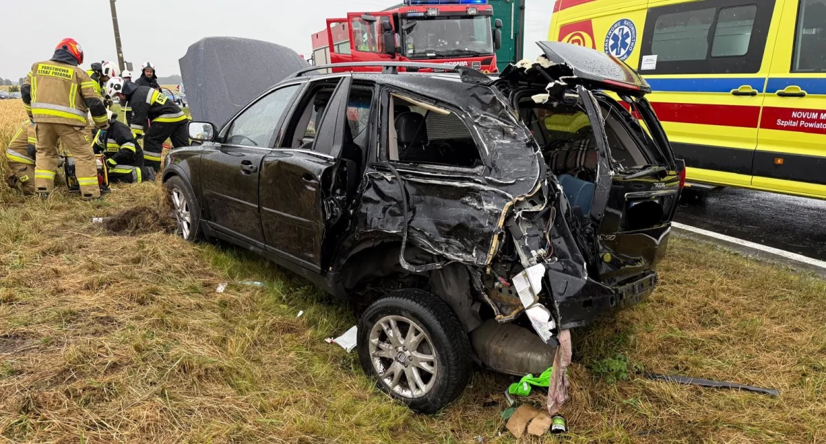 Groźny wypadek w Zamartem na DK25. Kobiety zakleszczone w aucie – jedna trafiła do szpitala śmigłowcem