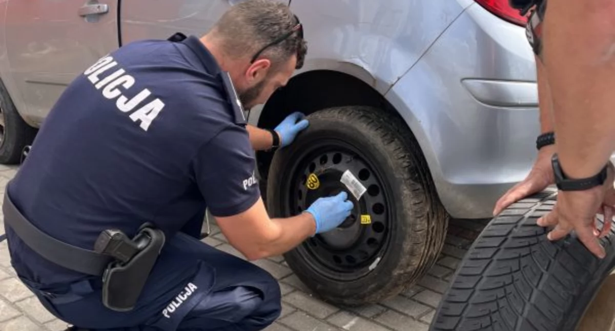 Koło się poluzowało, a policjanci… zakręcili dobrą historię