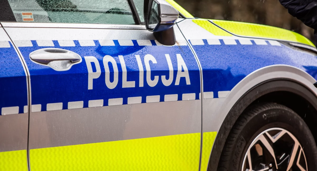 Groźne zdarzenie na DK25. Peugeot najechał na metalowe elementy z ciężarówki