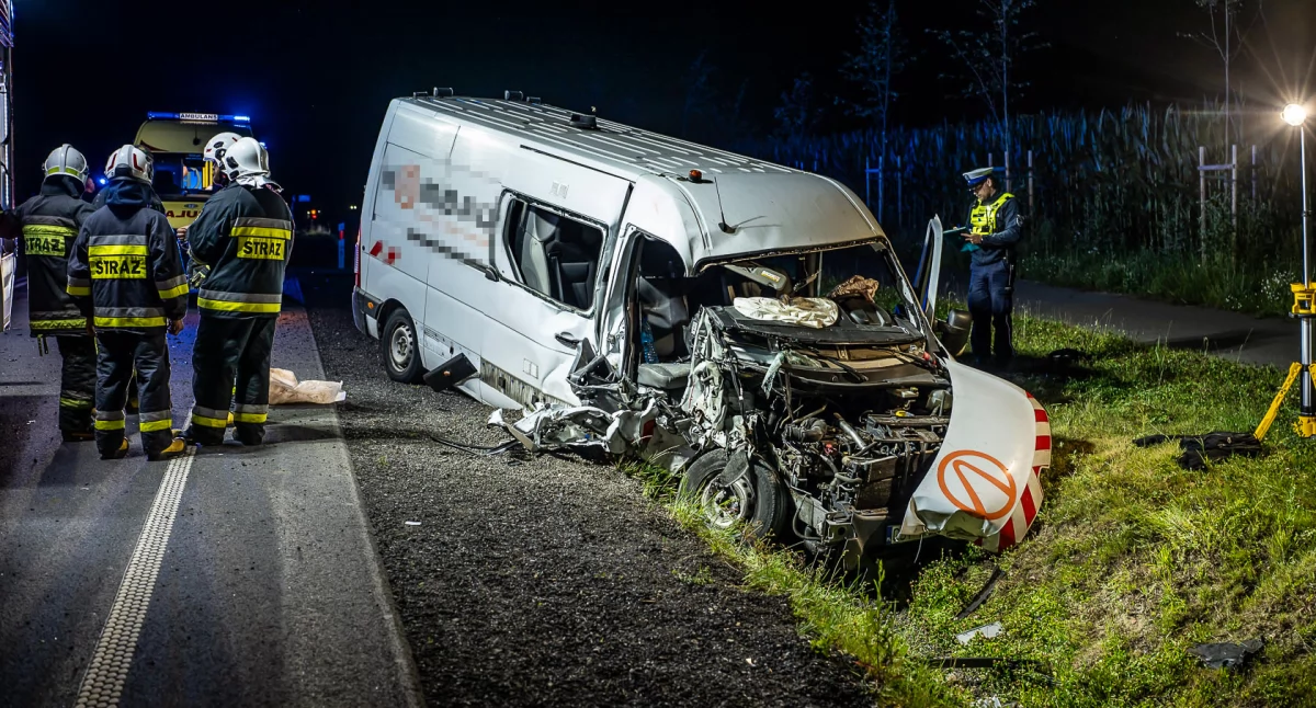 Wypadek w Jeziorkach. Bus zderzył się z traktorem AKTUALIZACJA