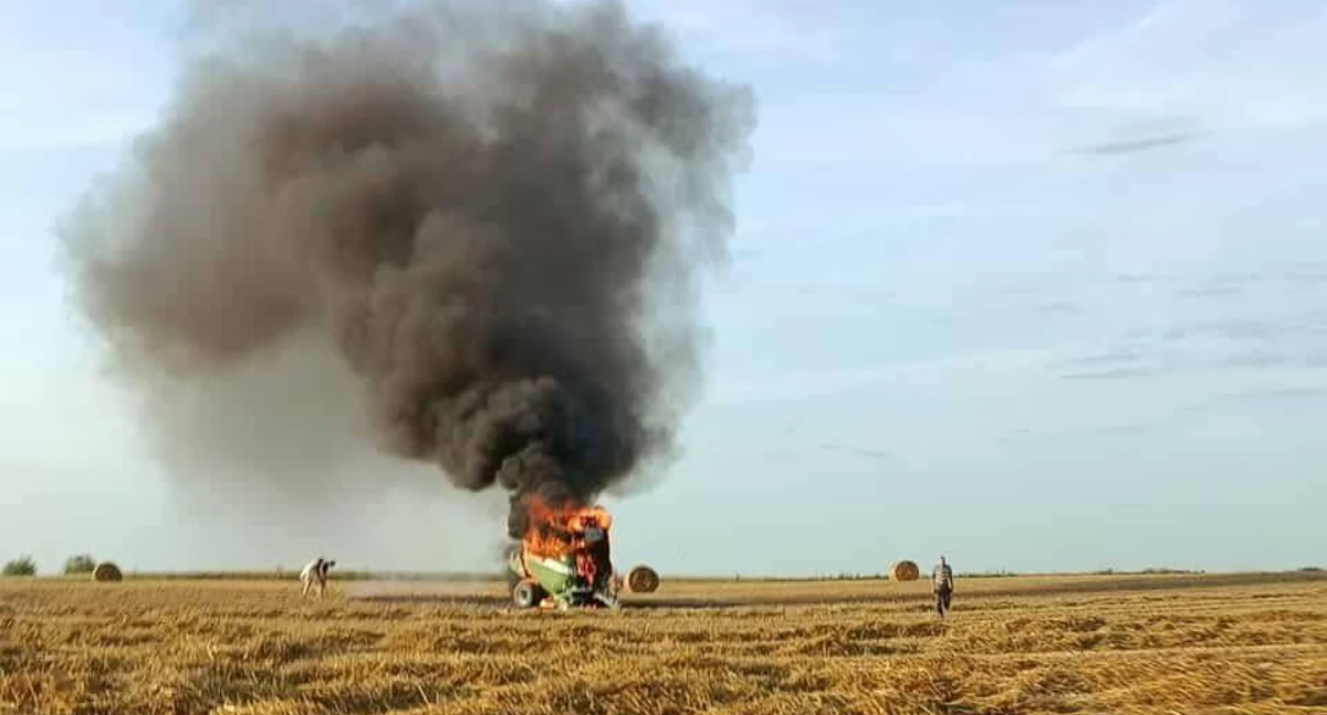 Strażacy z sześciu jednostek w akcji – pożar prasy do słomy