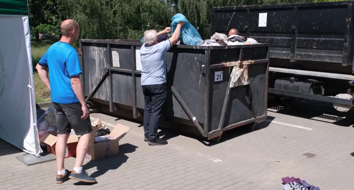 Problemy z odbiorem odpadów tekstylnych w Chojnicach – miasto zwiększa częstotliwość zbiórek