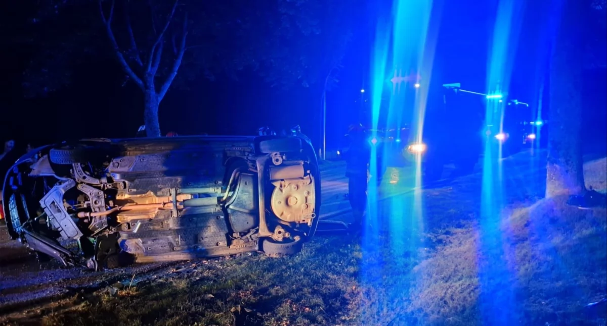 Dachowanie samochodu osobowego w Czartołomiu AKTUALIZACJA