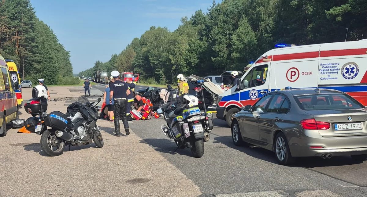 Zderzenie dwóch osobówek na DK25. Siedem osób trafiło do szpitala