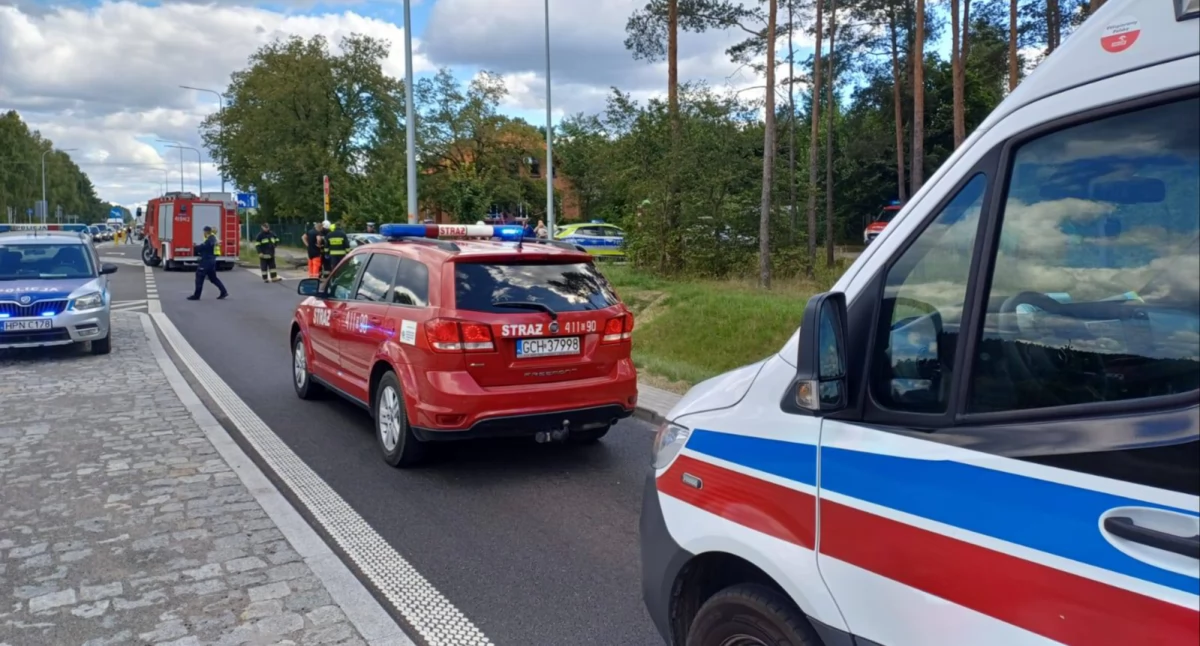 Wypadek w Gutowcu – samochód osobowy wpadł do rowu, jedna osoba w szpitalu