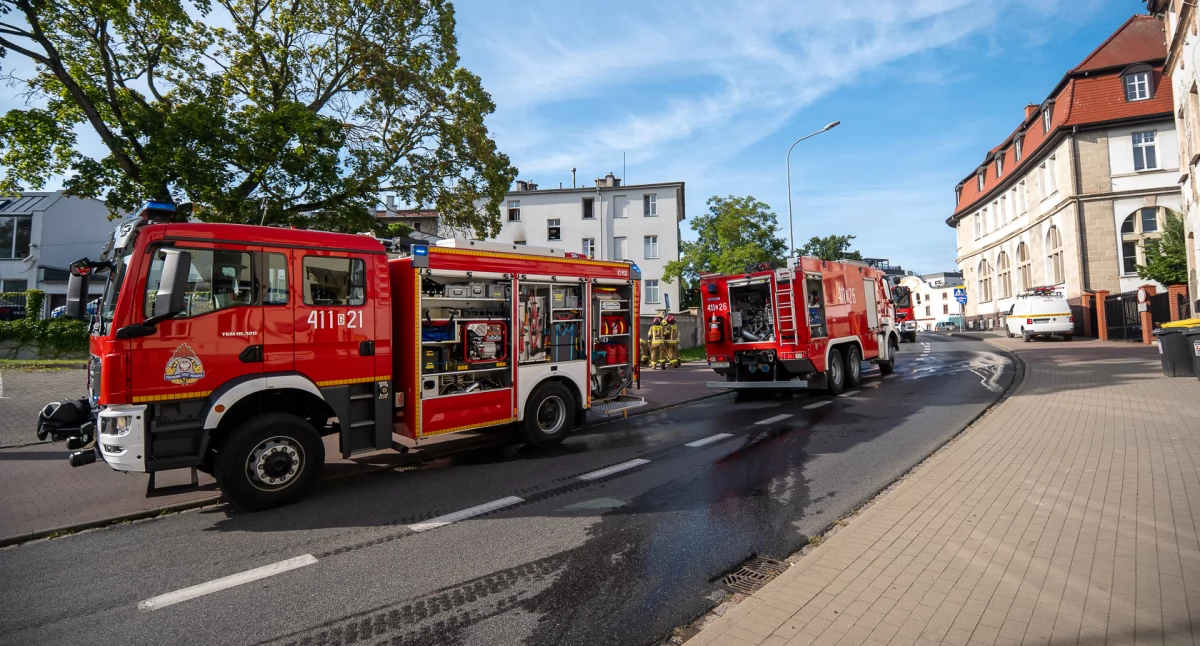 Pożar mieszkania w centrum Chojnic. Dziewięć osób ewakuowanych, jedna w szpitalu