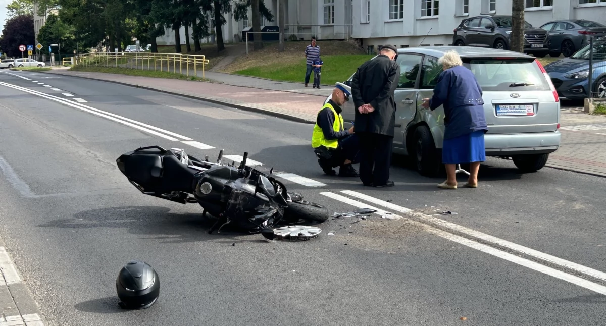 Zderzenie motocykla i osobówki. Część Kościerskiej nieprzejezdna