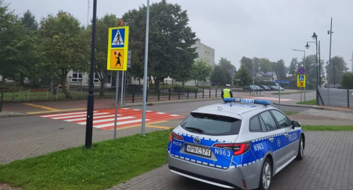 Policjanci sprawdzają okolice szkół