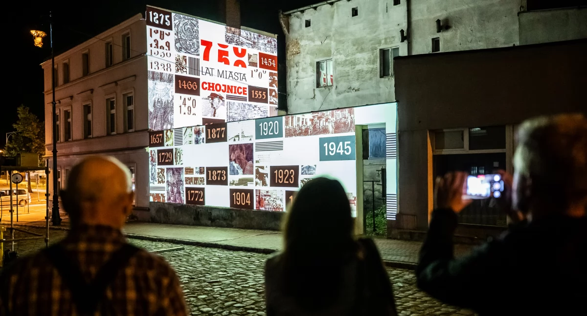 Innowacyjny mural w Chojnicach. Dzięki technologii ściany ożyły 