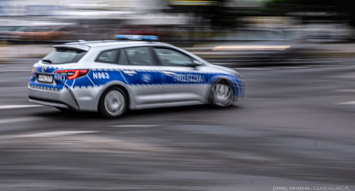 Kompletnie pijany kierowca uszkodził auta i trafił w ręce policji