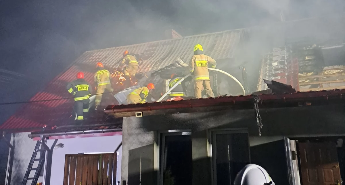 Groźny pożar budynku mieszkalnego w Wilkowie. Na miejscu kilka jednostek straży pożarnej