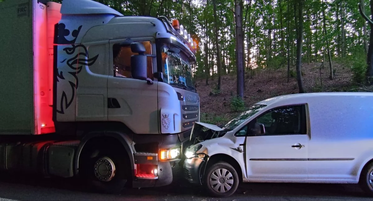 Wypadek na trasie Chojnice–Bytów. Jedna osoba w szpitalu AKTUALIZACJA