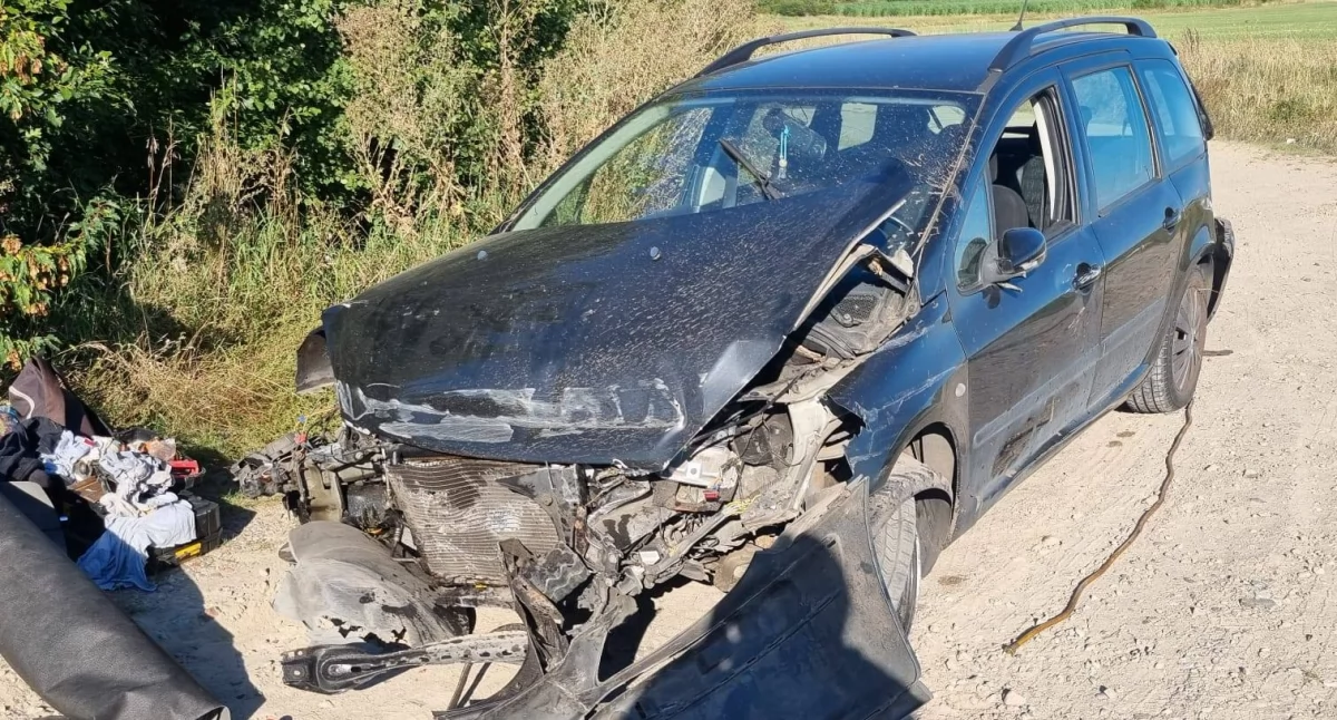 Wystrzał opony zakończył się kolizją. 56-latek wjechał w barierki obwodnicy Chojnic
