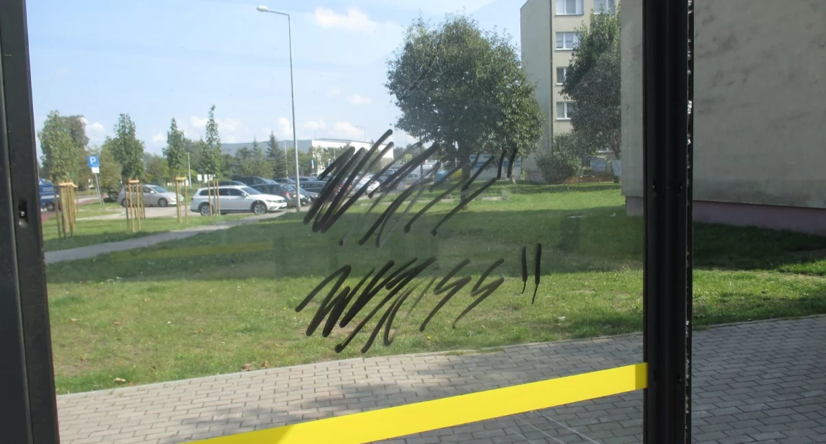 Wiceburmistrz ironicznie apeluje do „artysty”, który bazgrze przystanki i znaki drogowe