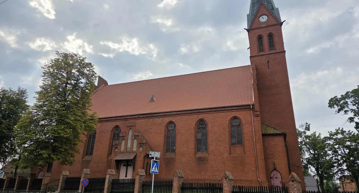 Powiat Chojnicki wsparł remont dachu zabytkowego kościoła w Łęgu
