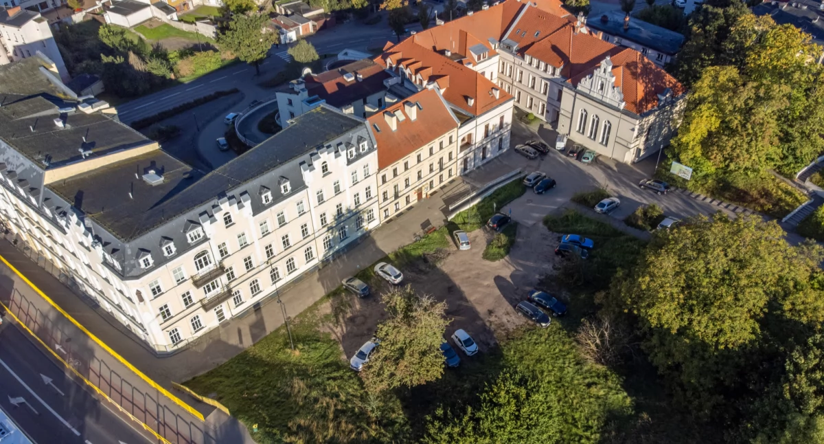 Nowa koncepcja parkingu – kompromis między potrzebami kierowców a ochroną zieleni
