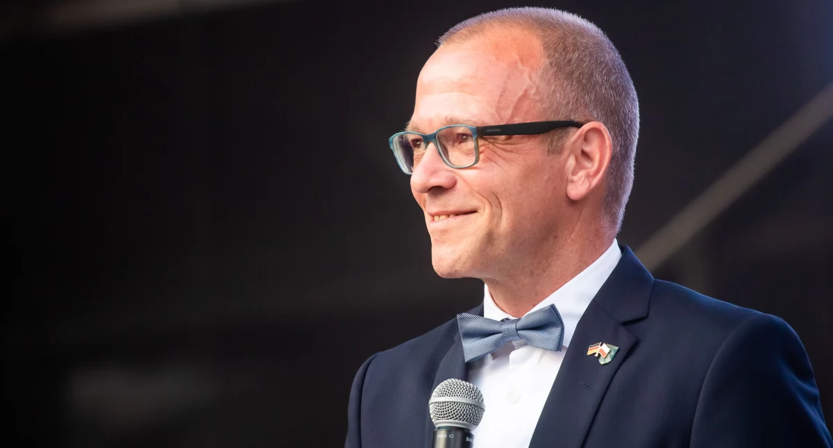 Oliver Kellner ponownie burmistrzem Emsdetten. Co to oznacza dla Chojnic?