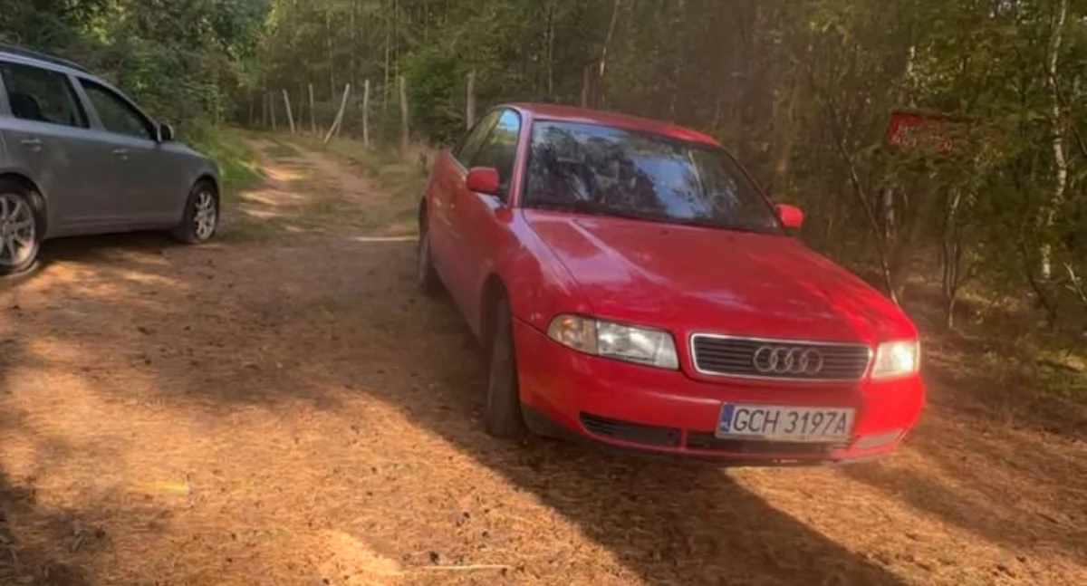Samochód z Chojnic odnaleziony – porzucone Audi A4 stało w lesie koło Swornegaci