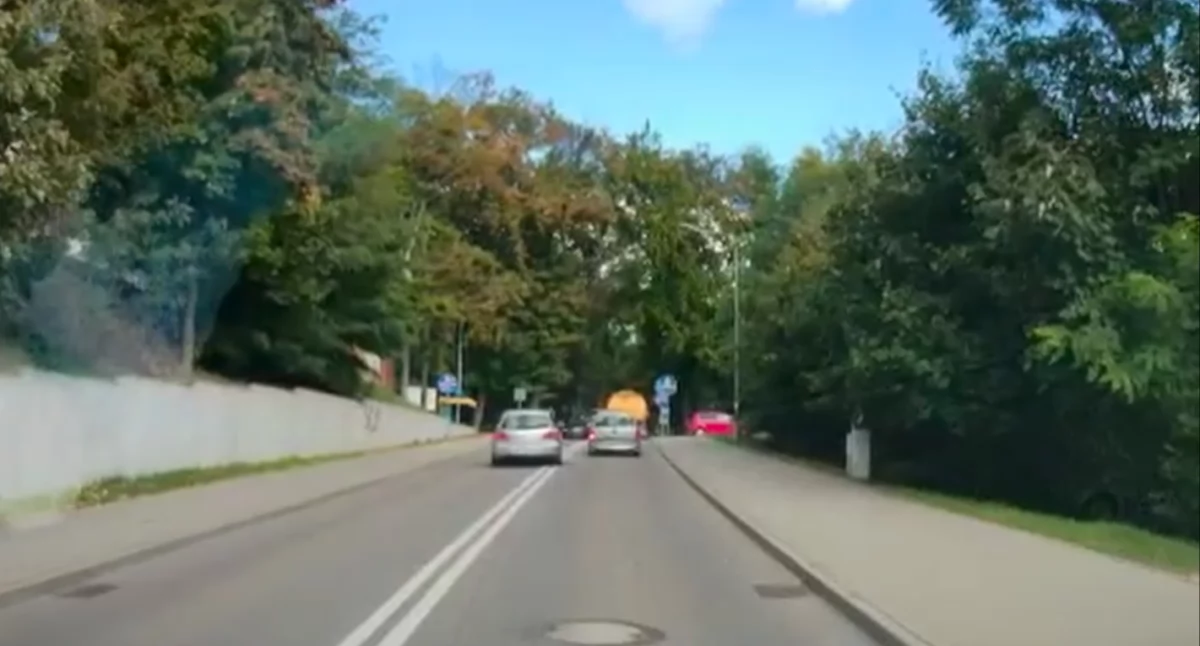 Pośpiech, brawura, czy po prostu bezmyślność? Kierowcy w Chojnicach pokazali, jak nie jeździć autem