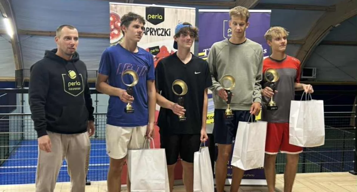 Młodzi chojniczanie z pucharami turnieju tenisa ziemnego Perla Cup w Słupsku