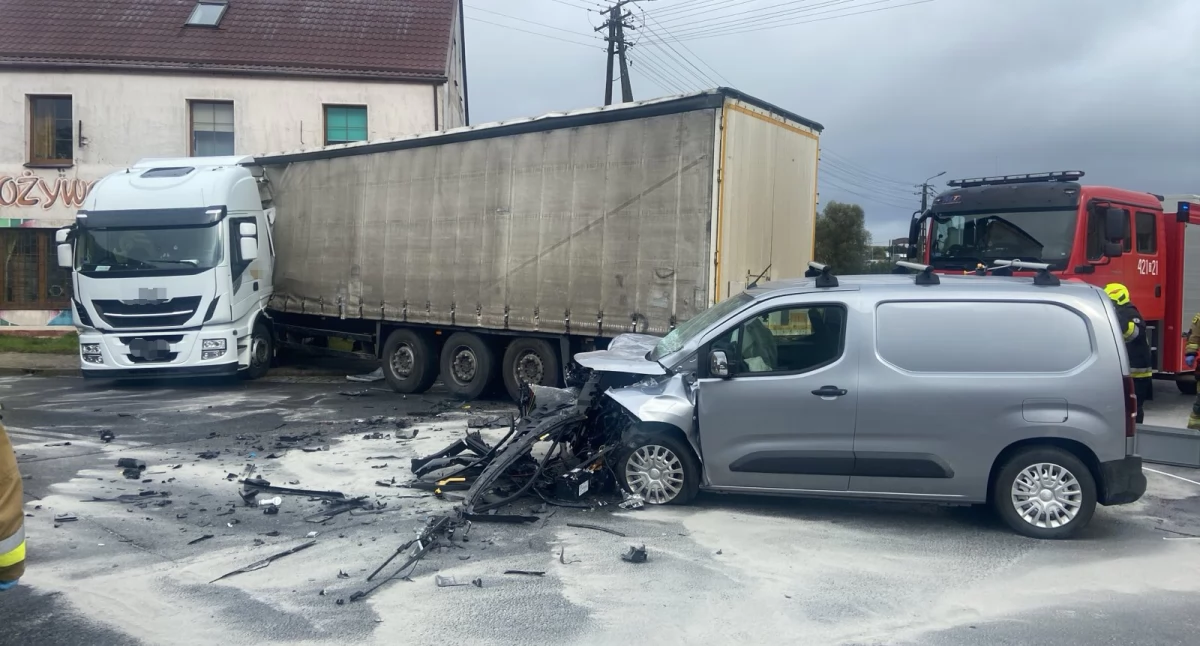 Zderzenie ciężarówki z osobówką w Barkowie – dwie osoby trafiły do szpitala
