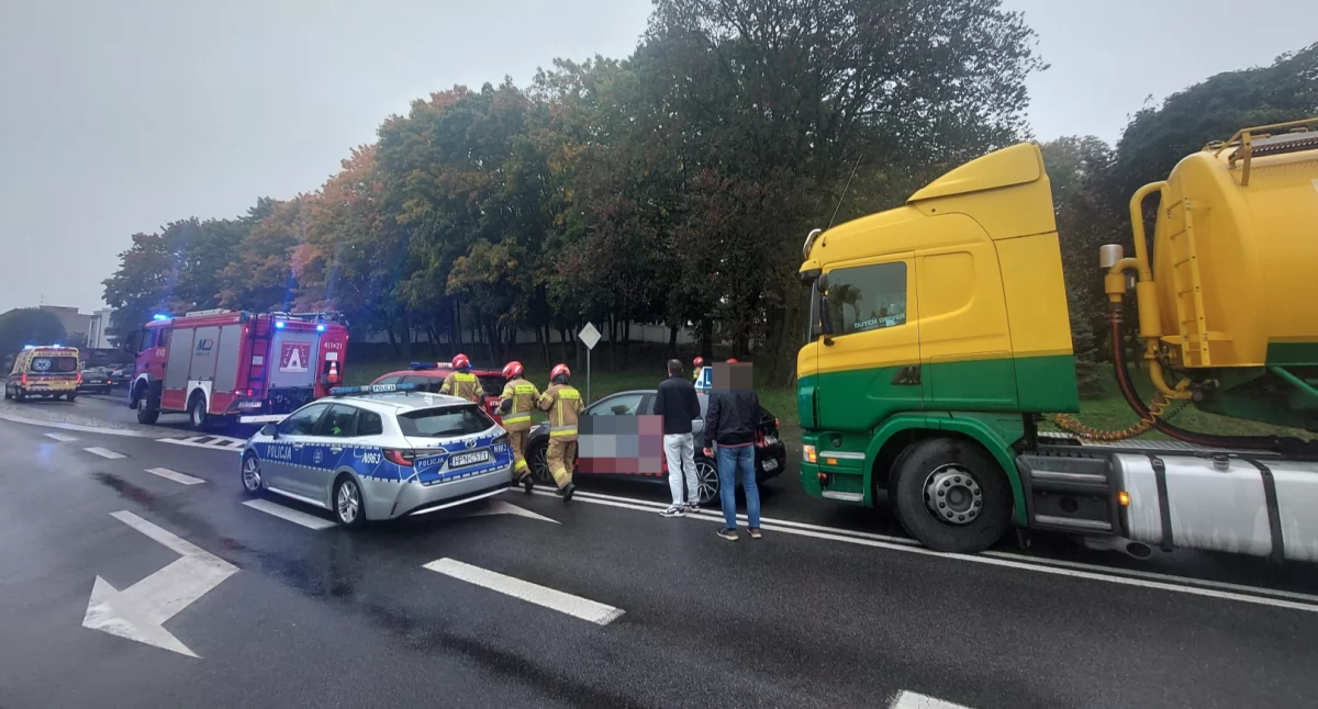 Kolizja na ulicy Wysokiej w Chojnicach – ciężarówka uderzyła w pojazd nauki jazdy