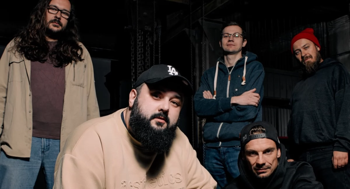 Nowy teledysk chojnickiego zespołu Rhoybers – „Odklejony | Live at Staroszkolna 2025”