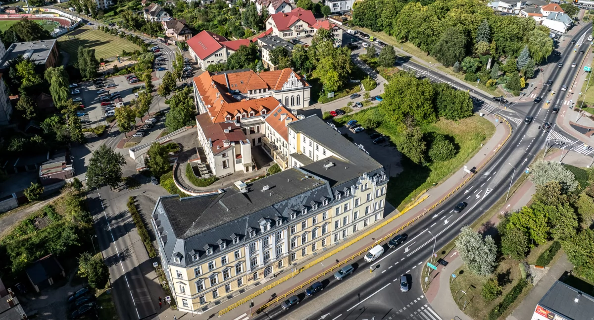Parking przy dawnym szpitalu w Chojnicach powstanie. Burmistrz: konserwator nie zakazał inwestycji