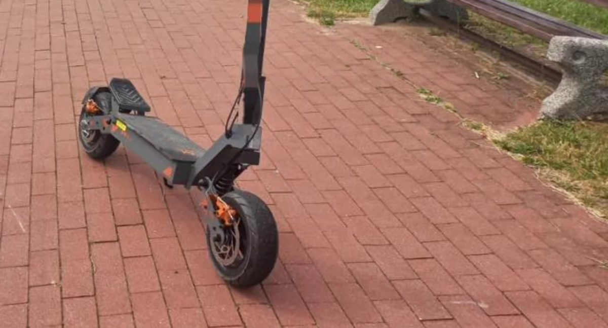 Policja poszukuje kobiety kierującej hulajnogą