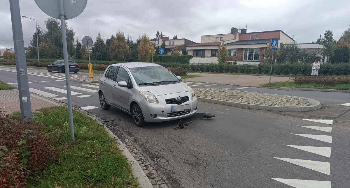 Nie ustąpiła pierwszeństwa kierowcy hulajnogi – kolizja na rondzie w Chojnicach